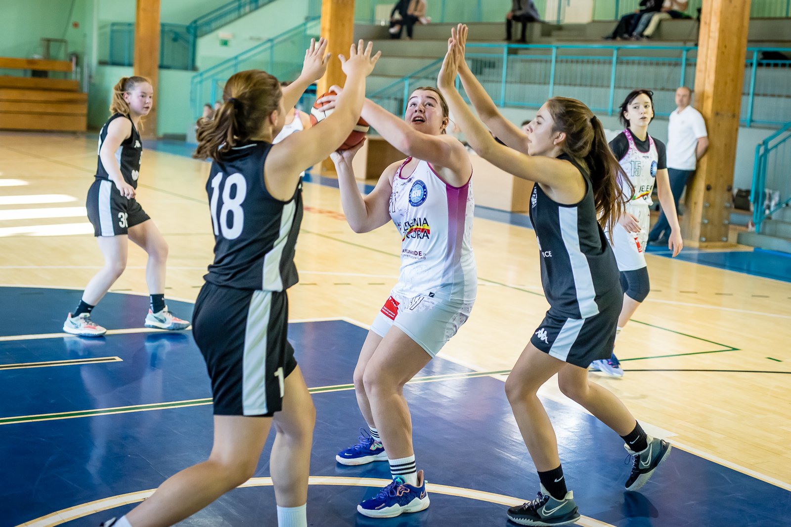 juniorki-spartakusa-pokonay-mks-polkowice-110328
