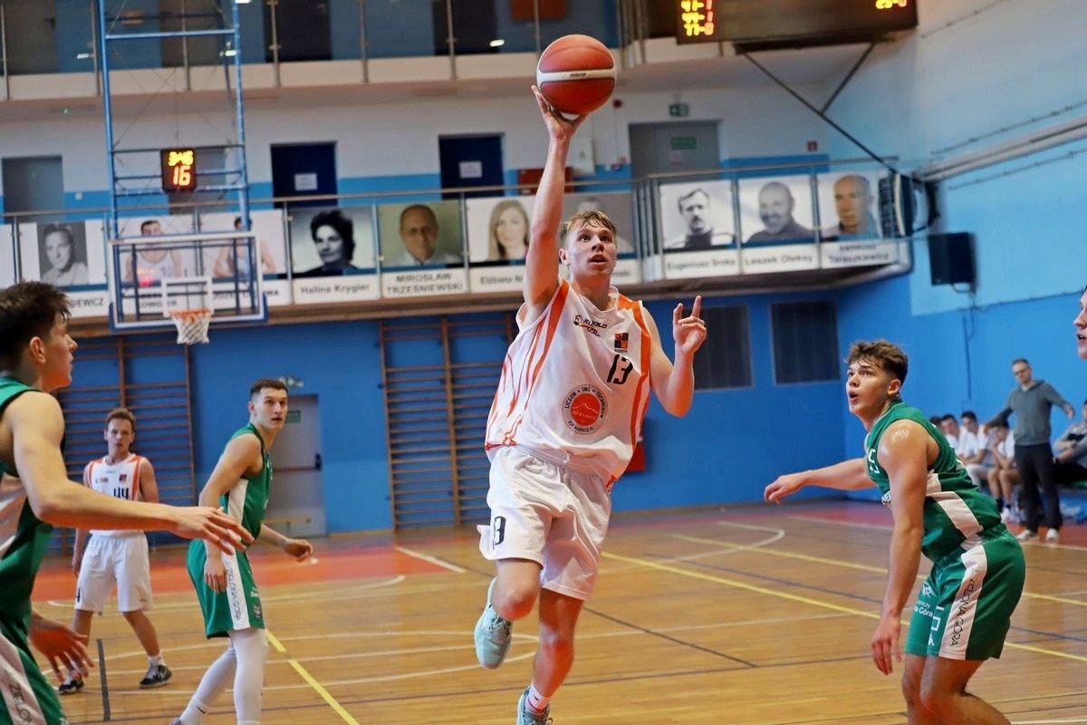 wyjazdowe-zwyciestwo-juniorow-starszych-110425