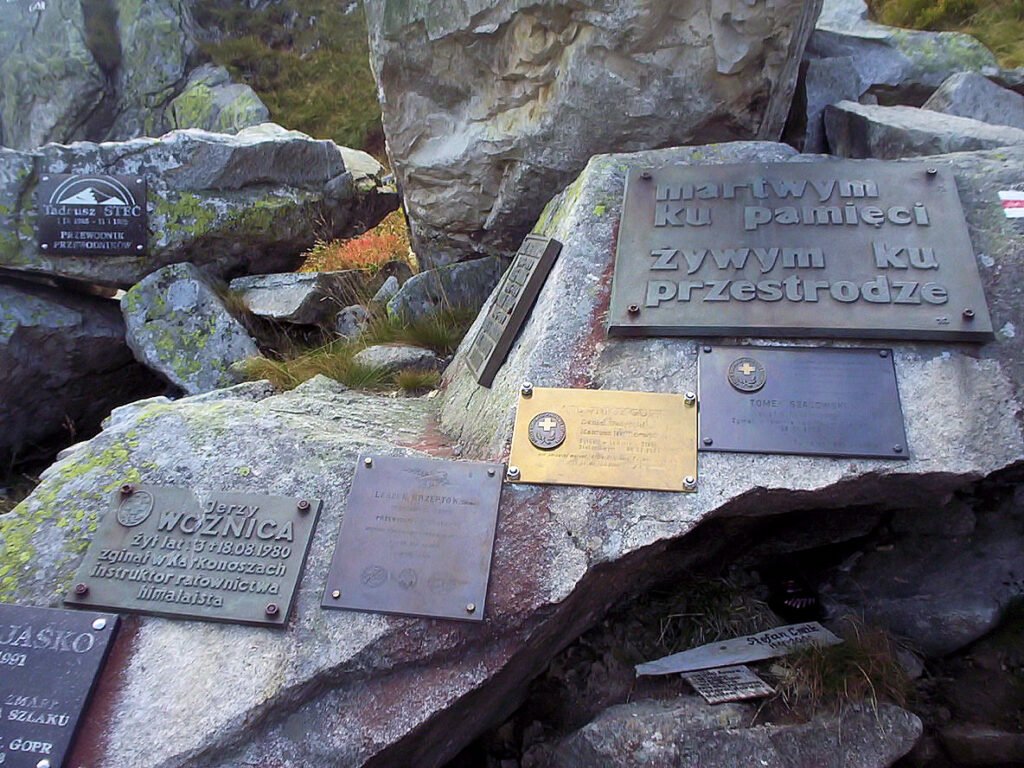 znikna-nielegalne-tabliczki-na-gorskim-cmentarzu-110539