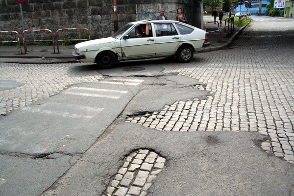 Poniemiecka kostka ma się nieźle. Z polskim asfaltem jest „nieco” gorzej.