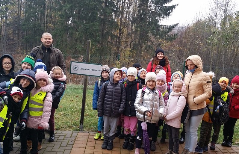 dzieci-pomagaja-lesnej-zwierzynie-przetrwac-zime-110673