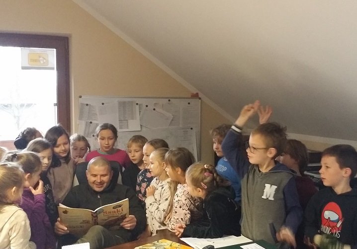 dzieci-pomagaja-lesnej-zwierzynie-przetrwac-zime-110673