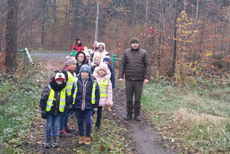dzieci-pomagaja-lesnej-zwierzynie-przetrwac-zime-110673