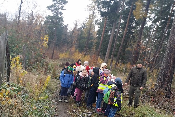 dzieci-pomagaja-lesnej-zwierzynie-przetrwac-zime-110673
