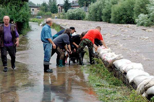 Po obfitych opadach deszczu - 9 sierpnia 2006 mieszkańcy Piechowic walczą z nurtami Kamiennej.
