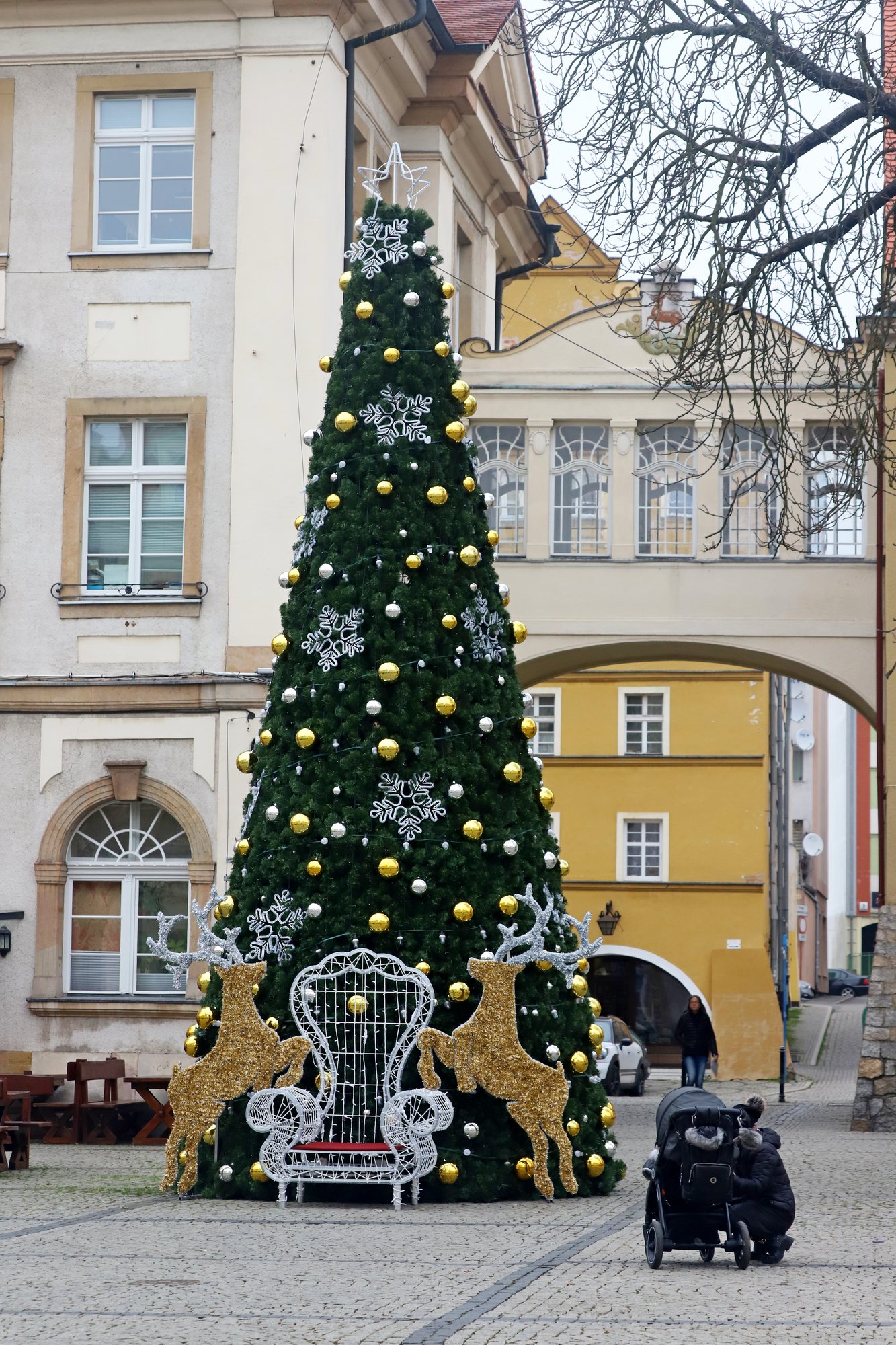 choinka-w-centrum-miasta-gotowa-111105