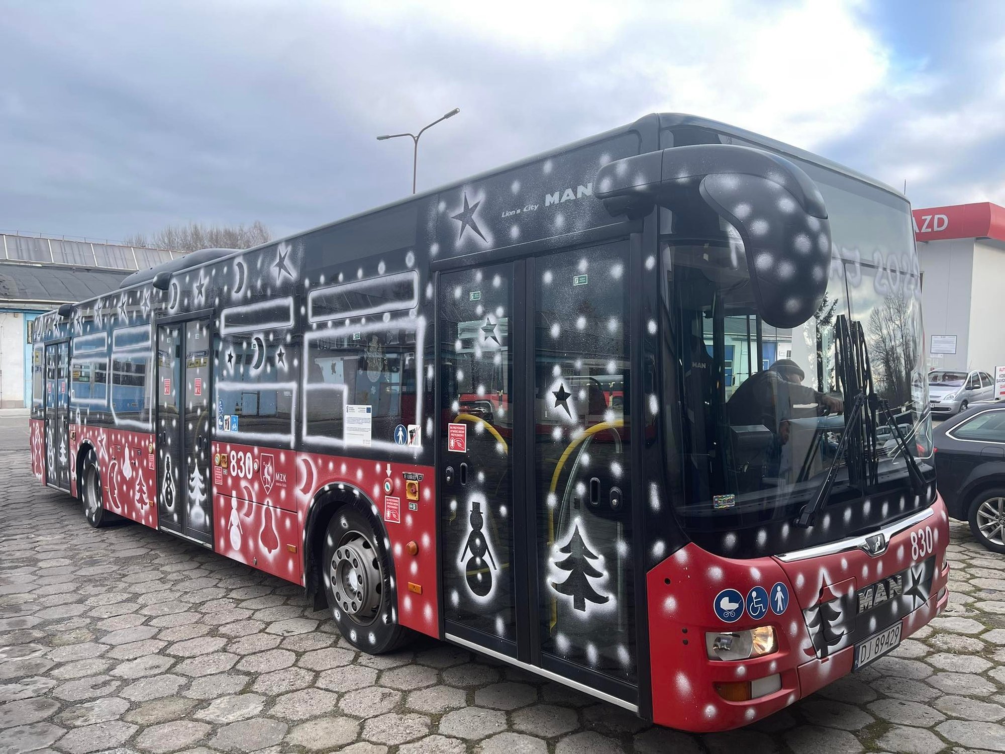 mikoaj-dekoruje-autobus-111152