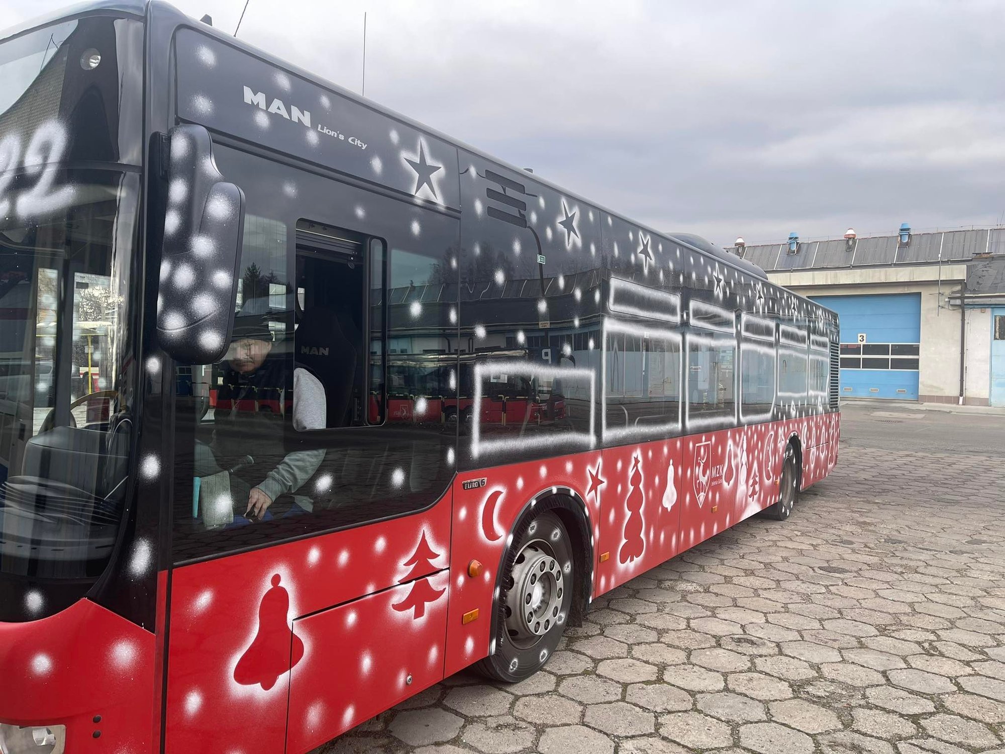 mikoaj-dekoruje-autobus-111152