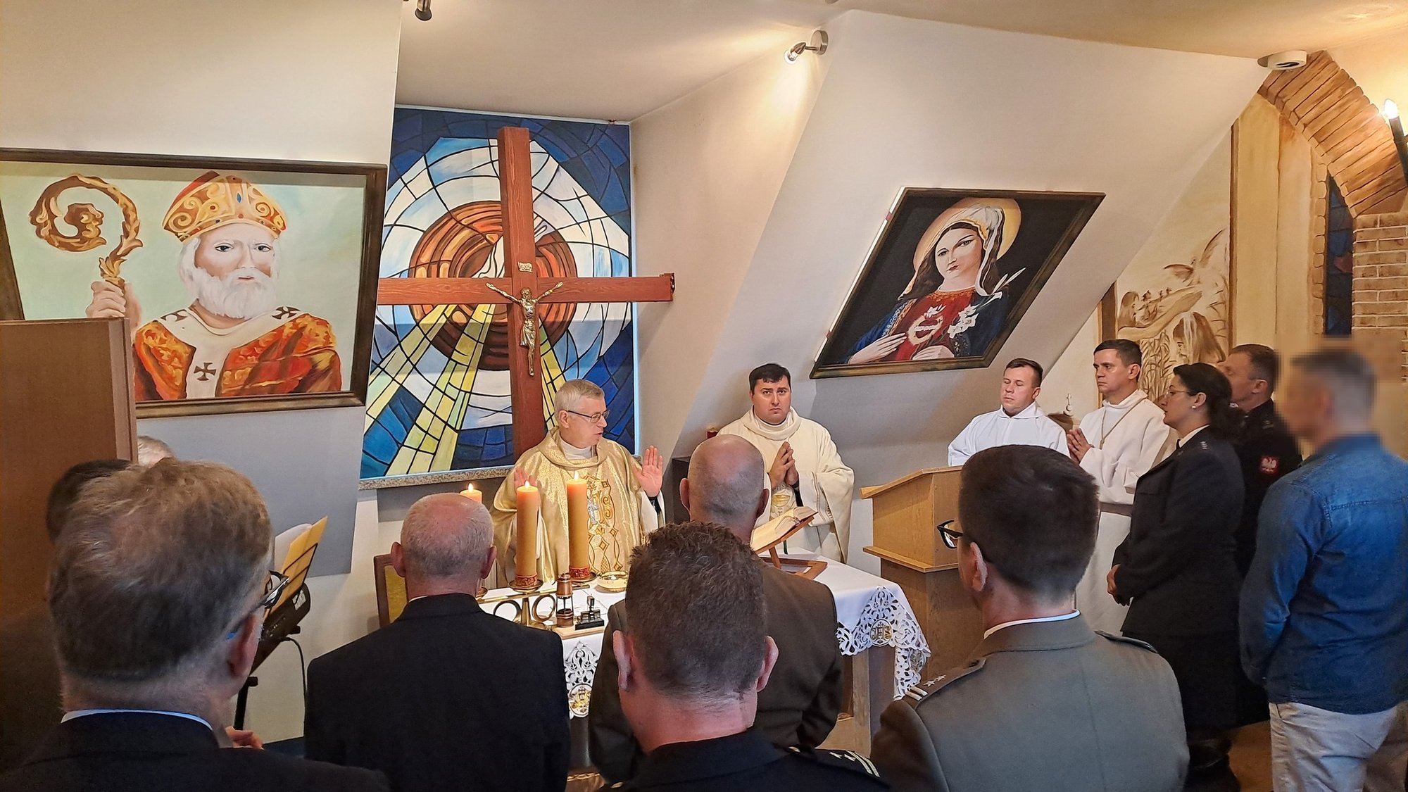 biskup-z-wizyta-w-areszcie-111181