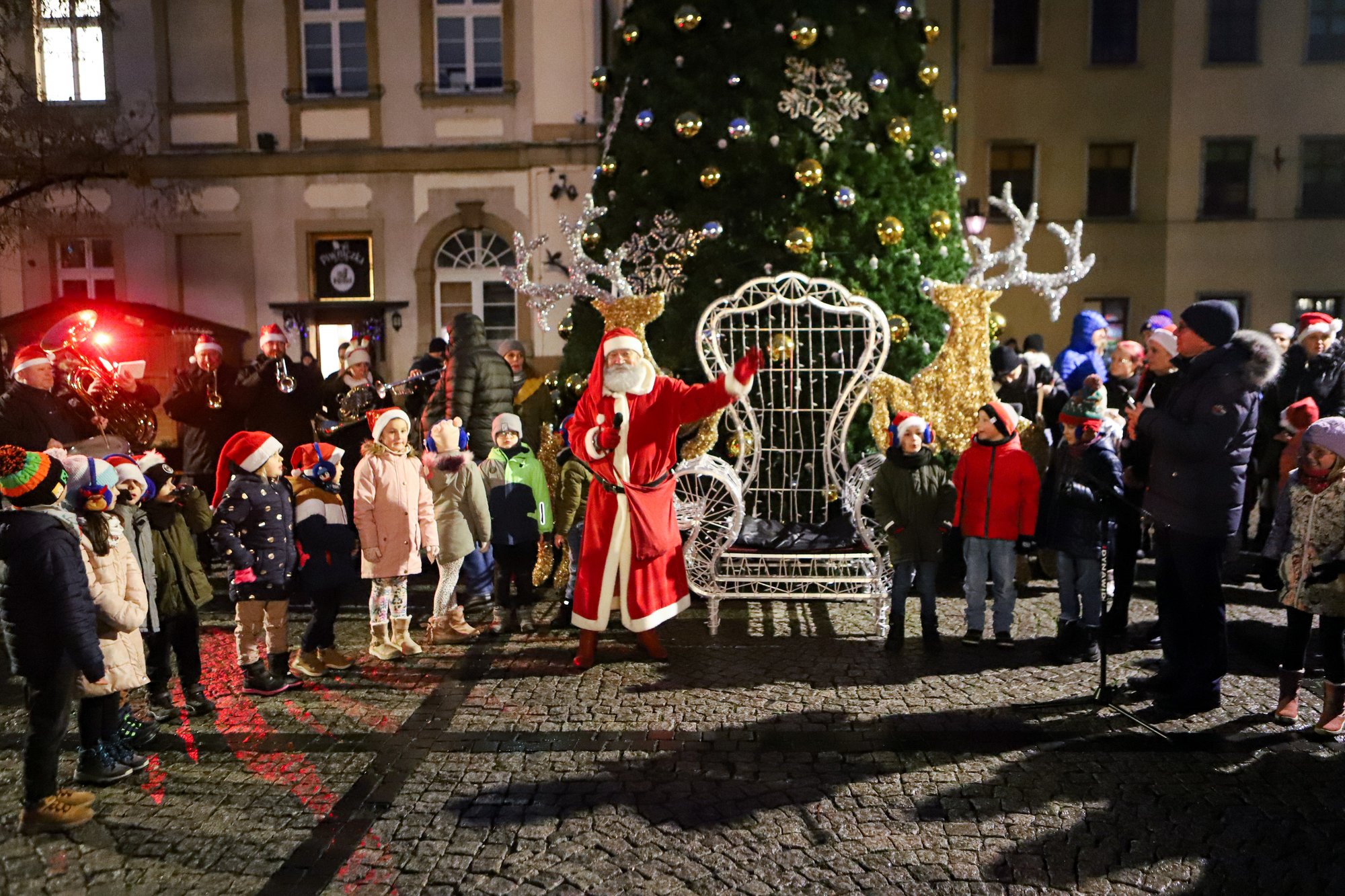 miejska-choinka-rozswietlona-111210