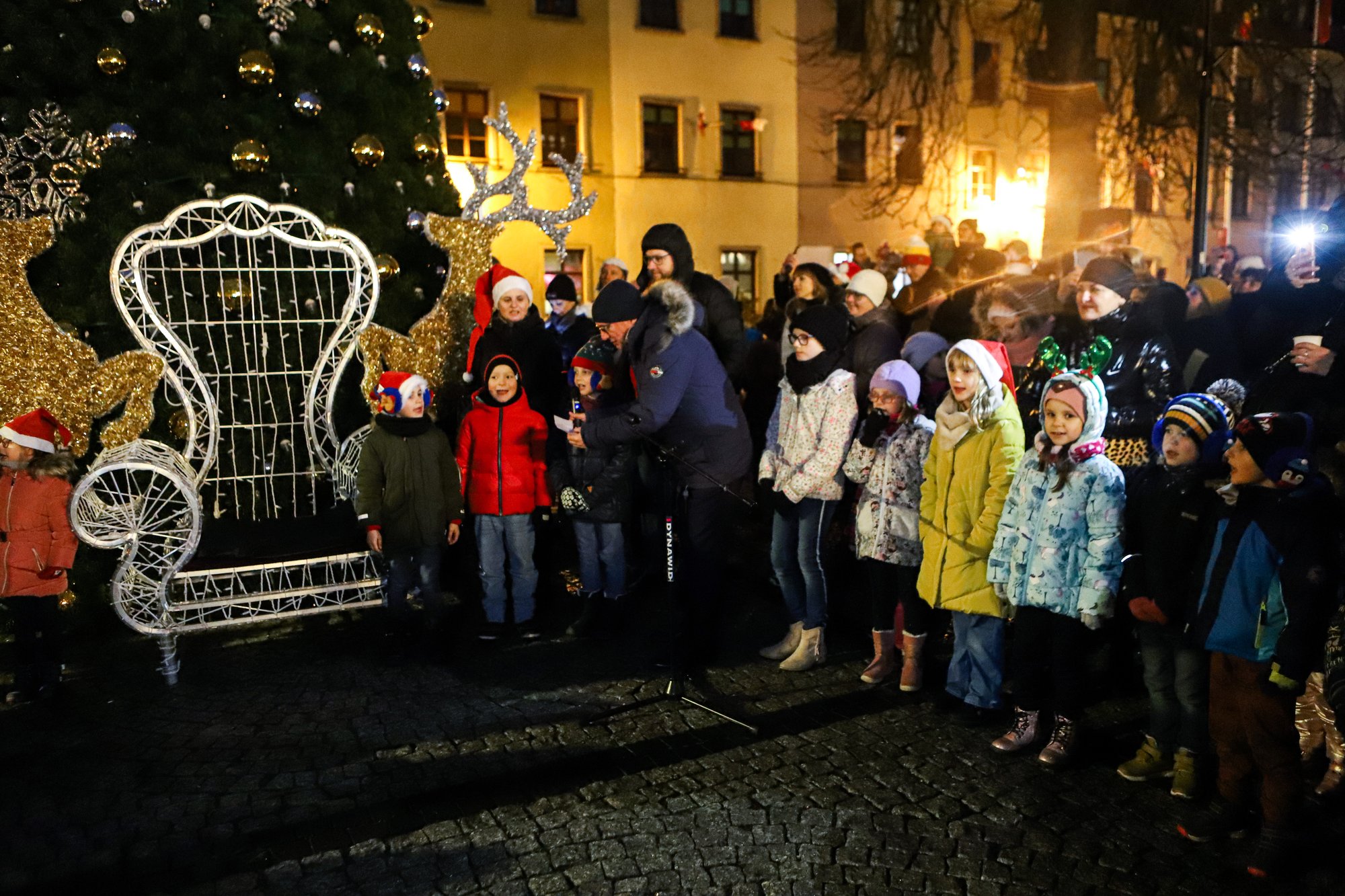 miejska-choinka-rozswietlona-111210