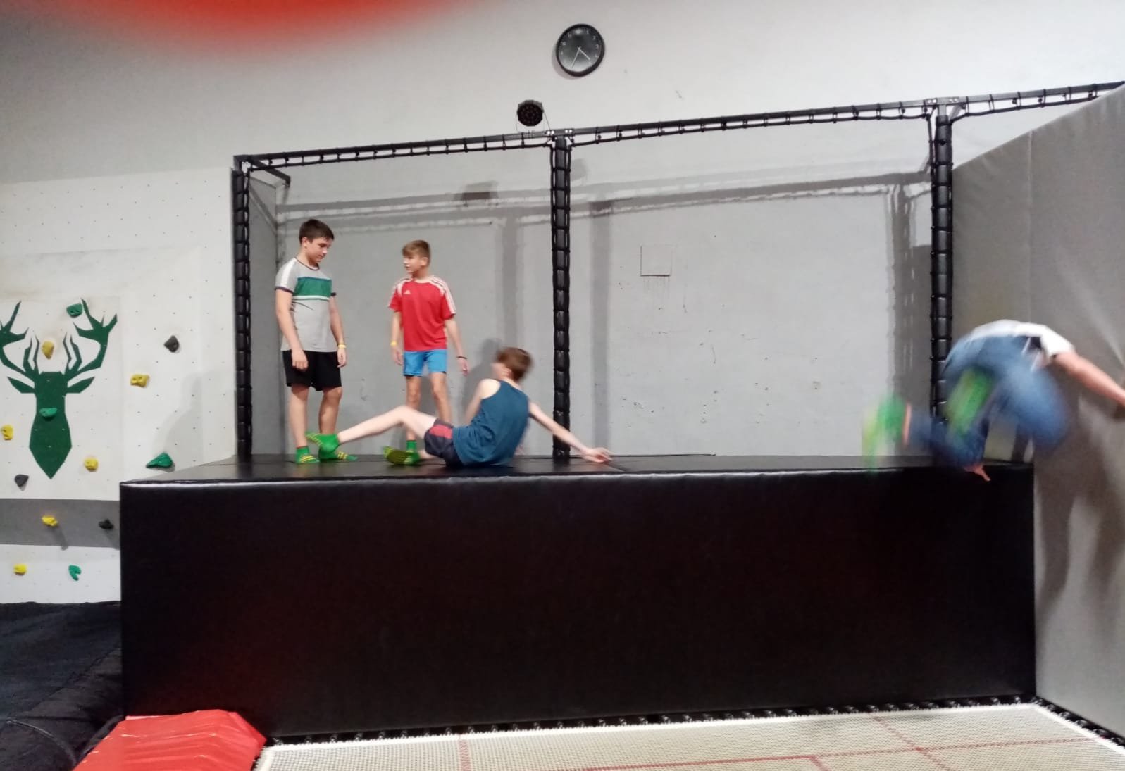 zabawa-w-parku-trampolin-111229