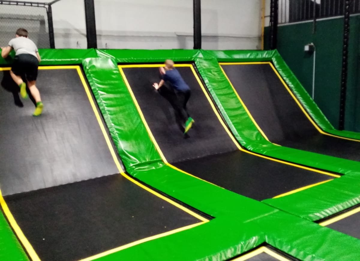 zabawa-w-parku-trampolin-111229