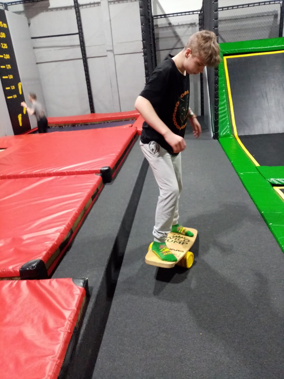 zabawa-w-parku-trampolin-111229