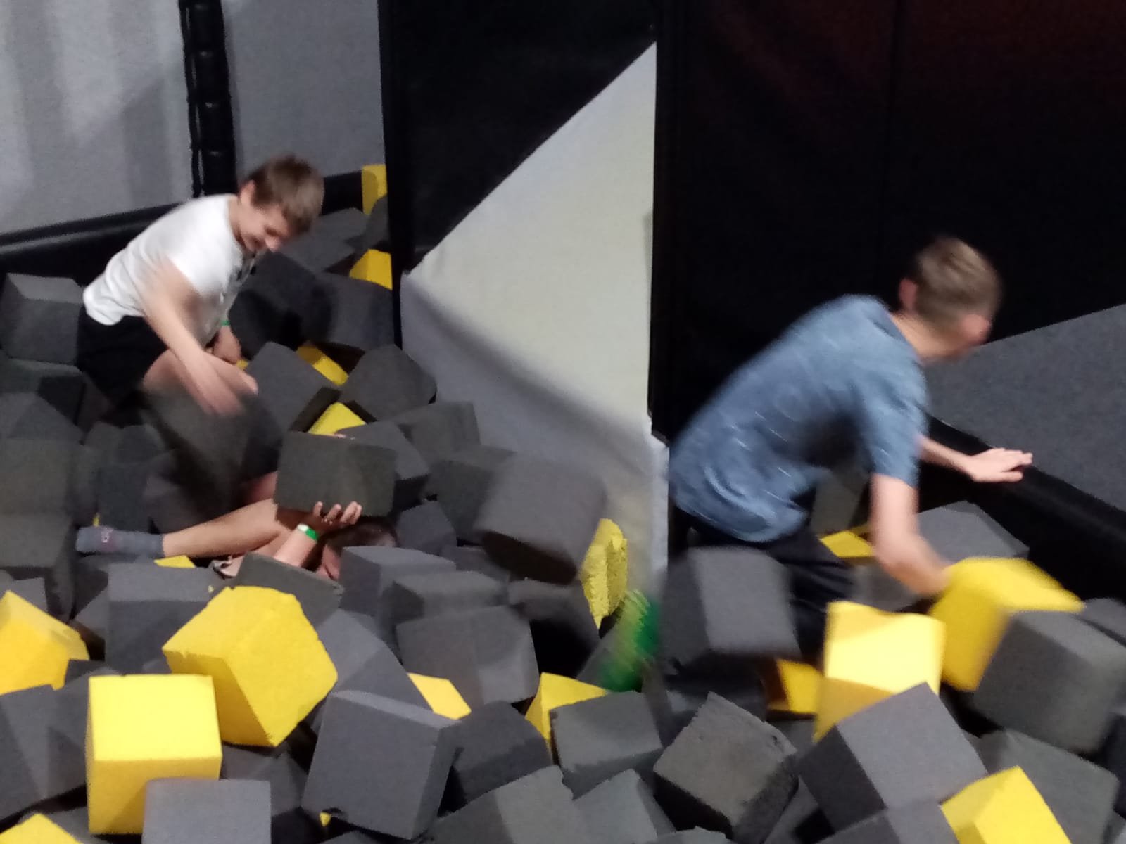 zabawa-w-parku-trampolin-111229