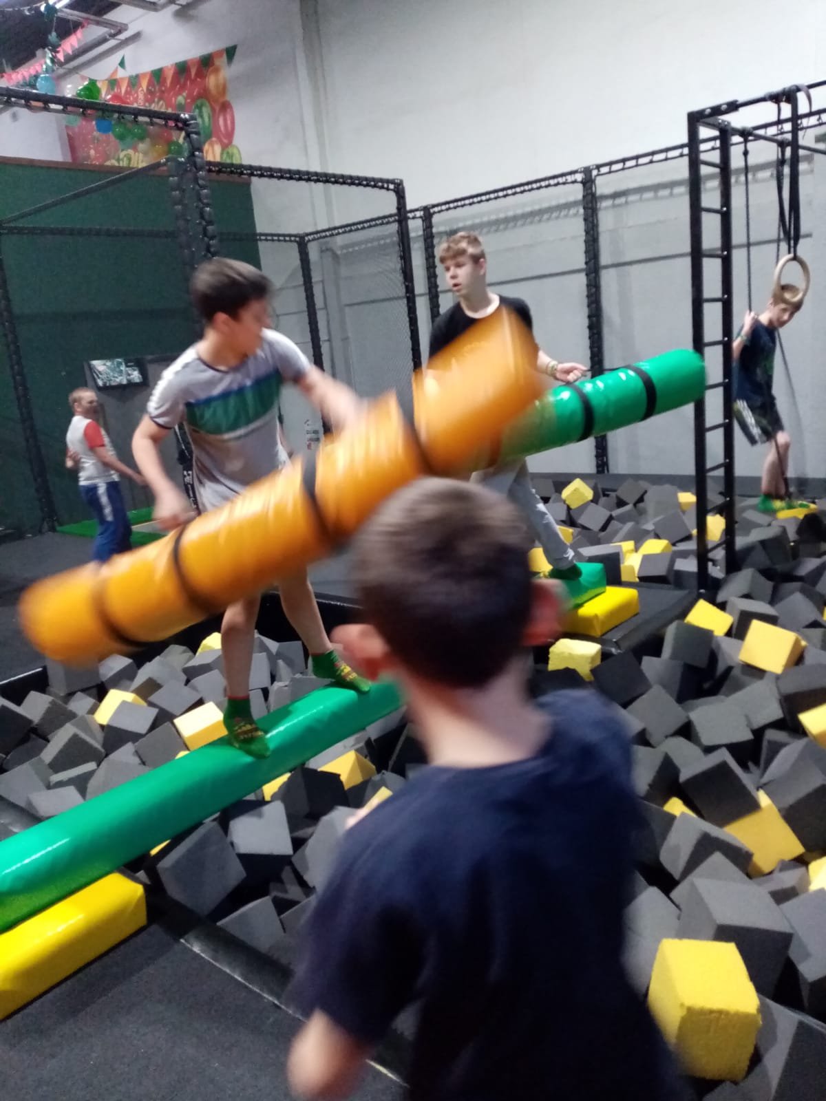zabawa-w-parku-trampolin-111229