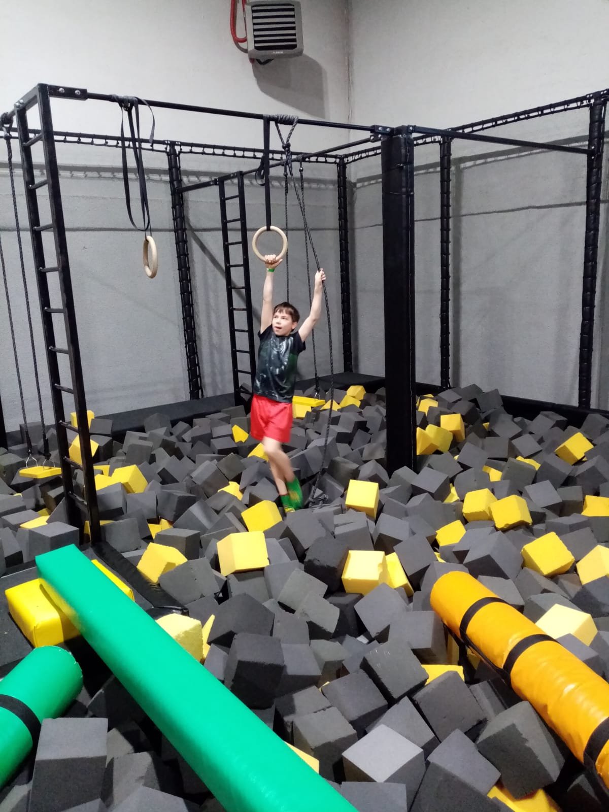 zabawa-w-parku-trampolin-111229