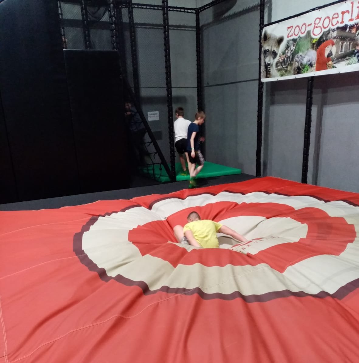 zabawa-w-parku-trampolin-111229