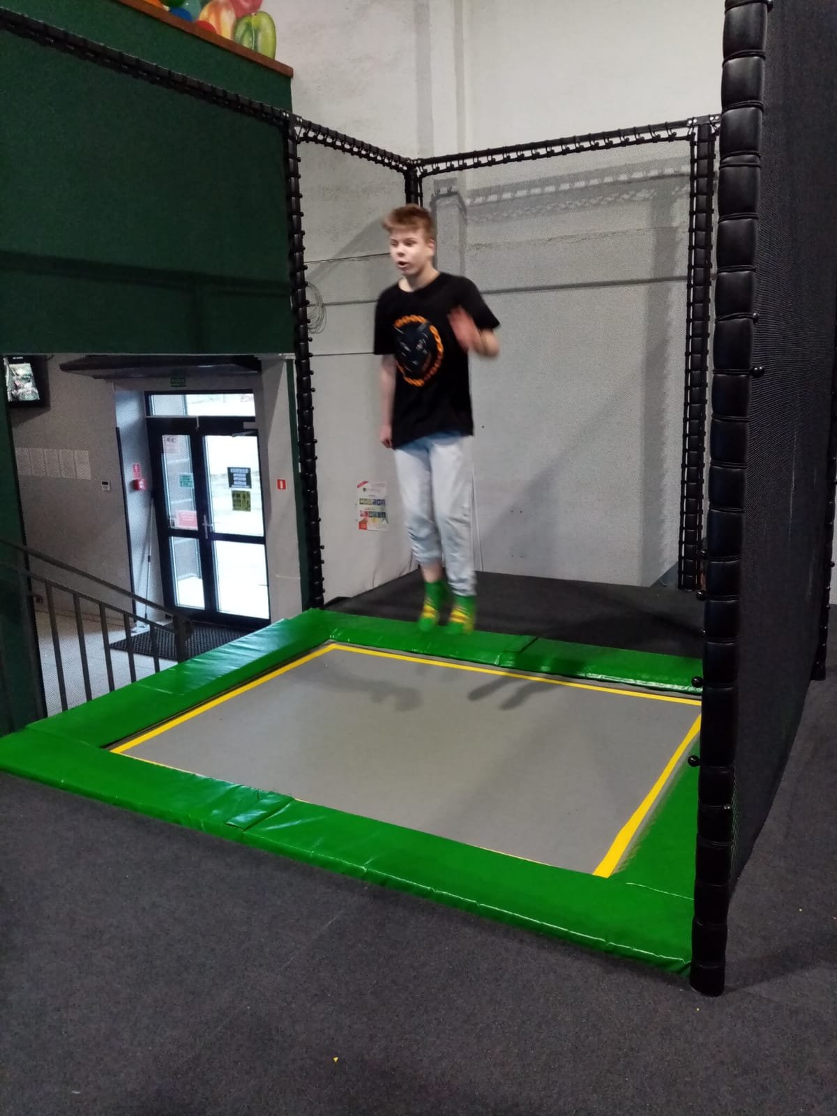 zabawa-w-parku-trampolin-111229