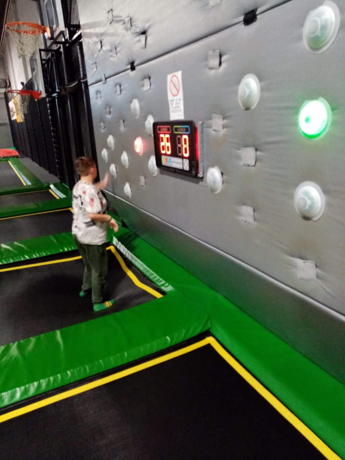 zabawa-w-parku-trampolin-111229