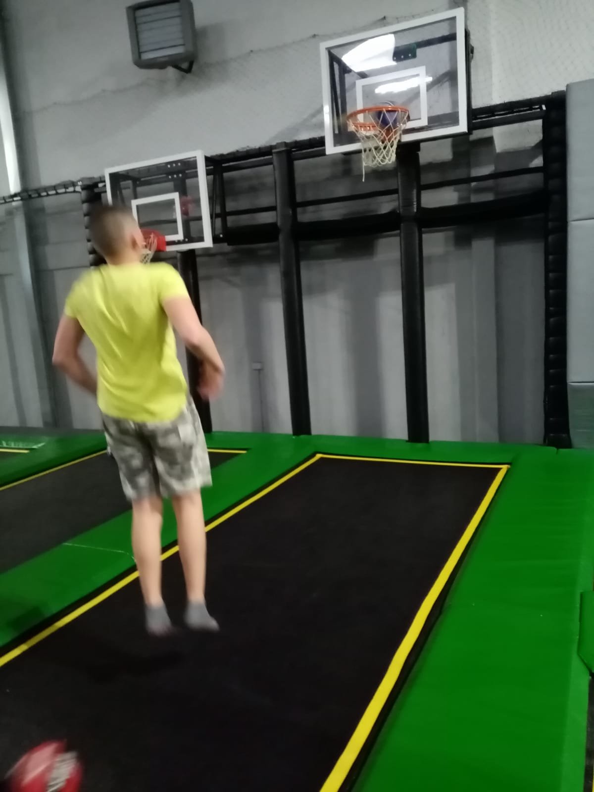 zabawa-w-parku-trampolin-111229