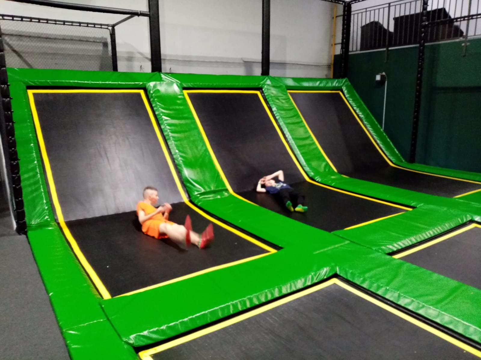 zabawa-w-parku-trampolin-111229