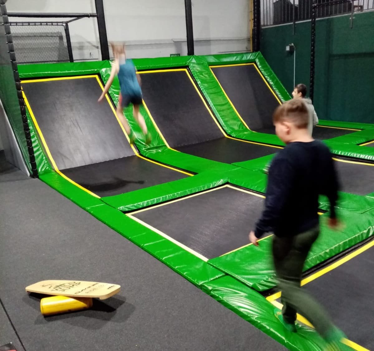 zabawa-w-parku-trampolin-111229