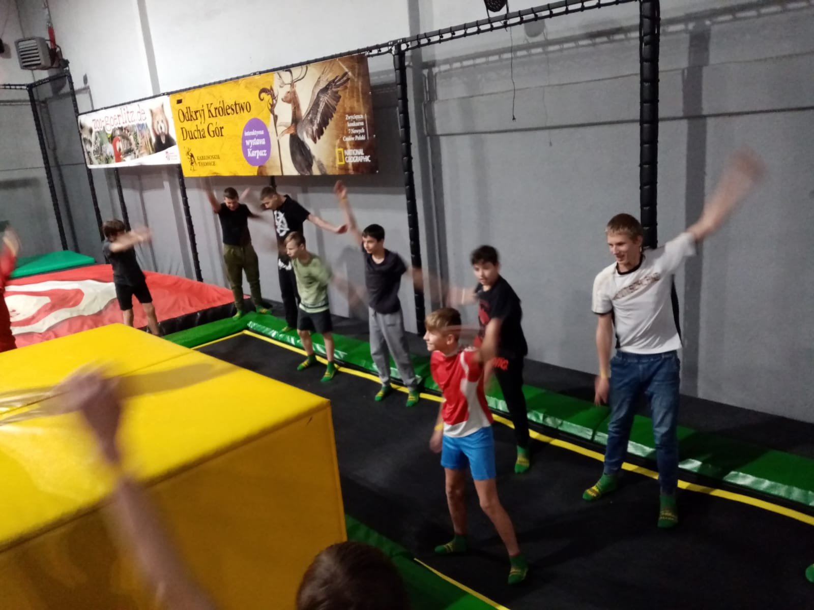 zabawa-w-parku-trampolin-111229