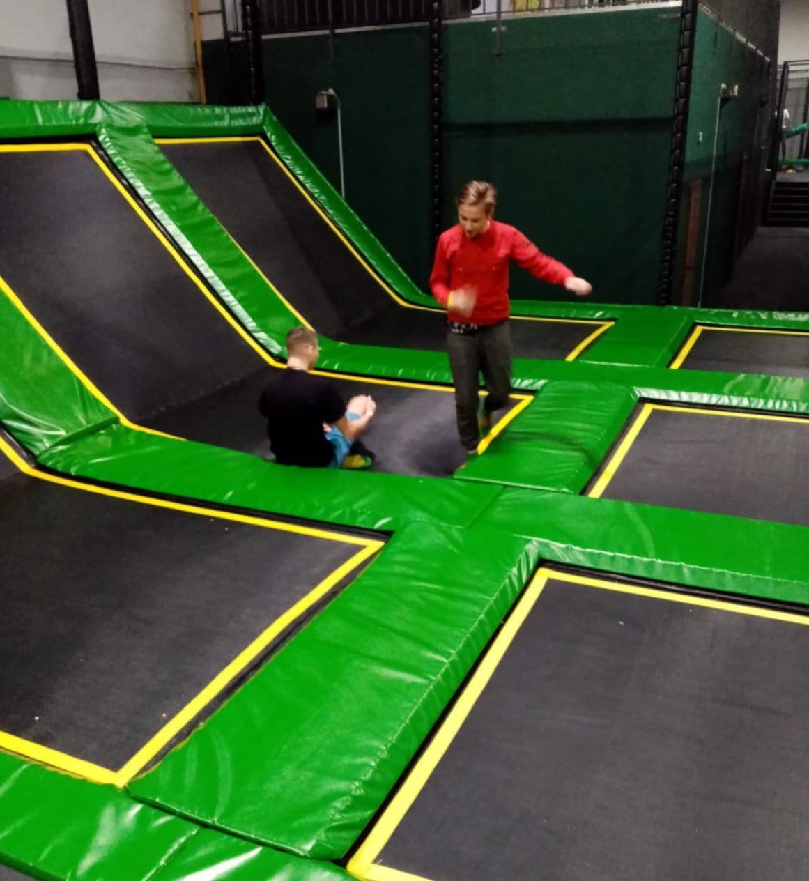 zabawa-w-parku-trampolin-111229