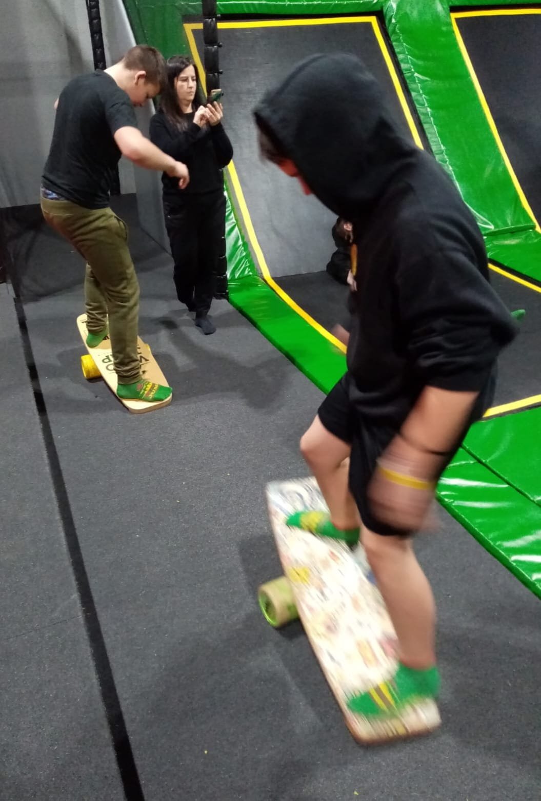 zabawa-w-parku-trampolin-111229