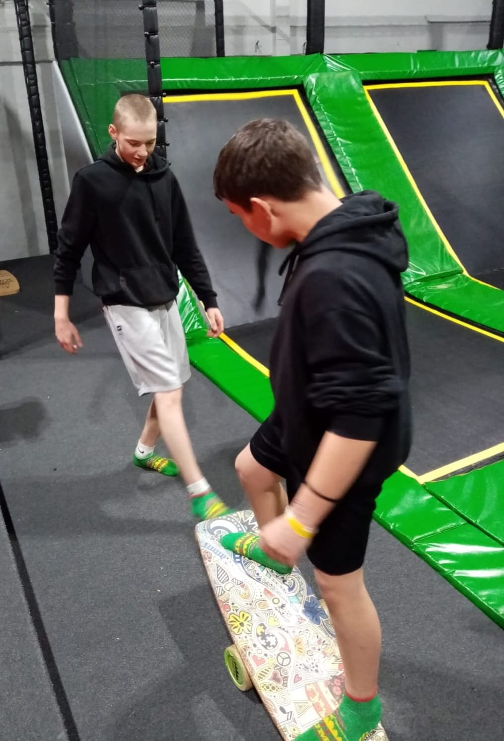 zabawa-w-parku-trampolin-111229