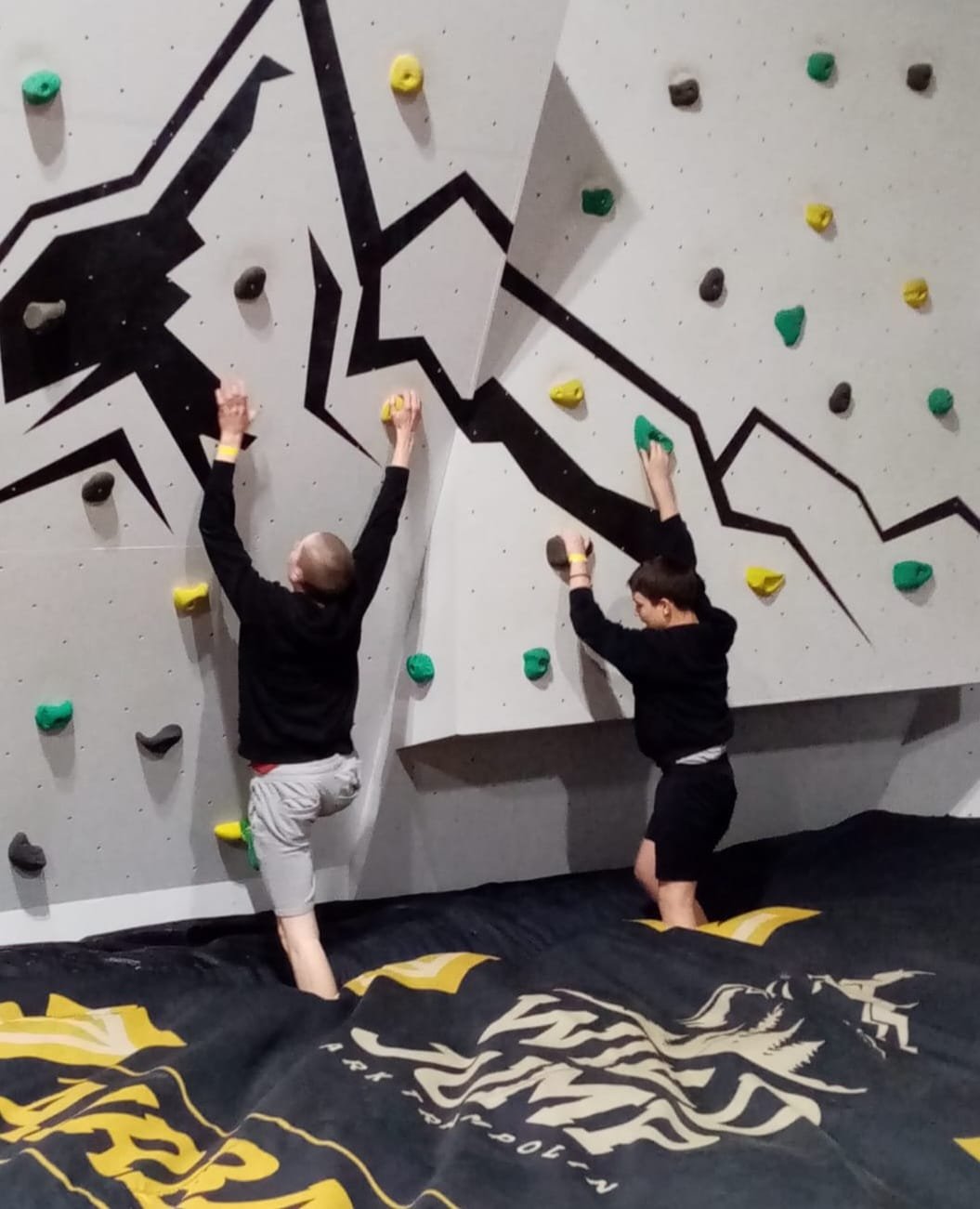 zabawa-w-parku-trampolin-111229