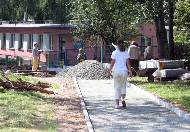 Ścieżka rowerowa w tym miejscu pozostanie tylko w sferze marzeń cyklistów. Podobnie jest w wielu innych punktach w mieście.