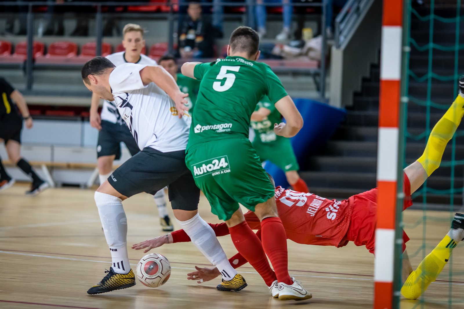 powalczyli-w-futsalowym-debiucie-na-szczeblu-centralnym-111371