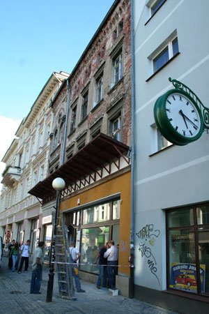Niewiele wskazuje, że kamieniczka z drewnianą wiatą jest jedną z najładniejszych na śródmiejskim trakcie. Najbardziej widoczna jest jej szpetota.