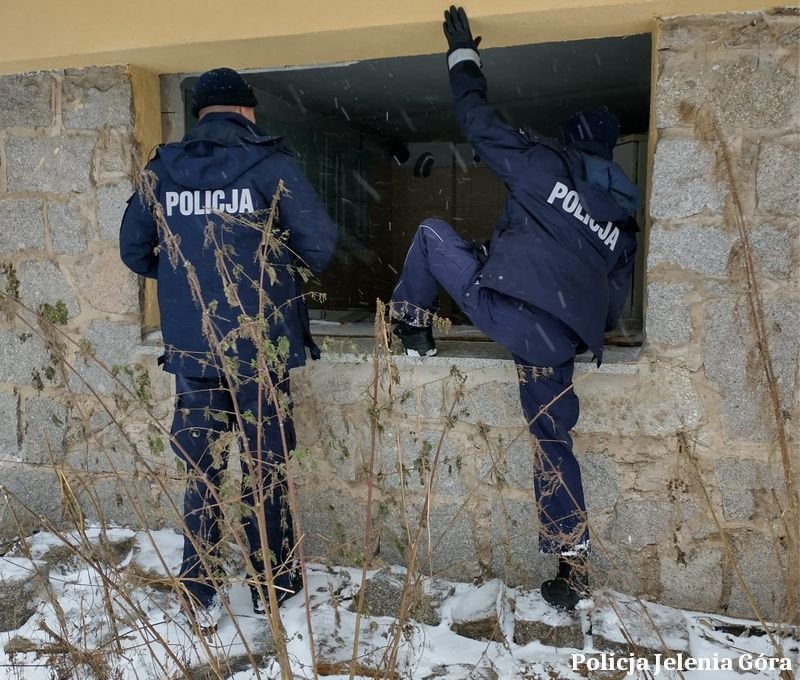 policjanci-uratowali-lezacego-na-mrozie-111489
