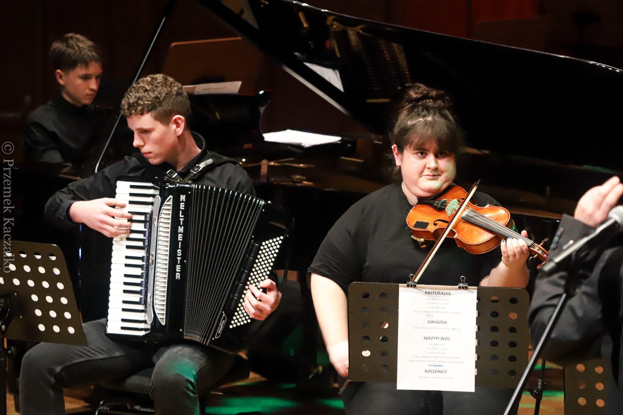 swiateczny-koncert-uczniow-szkoy-muzycznej-111612