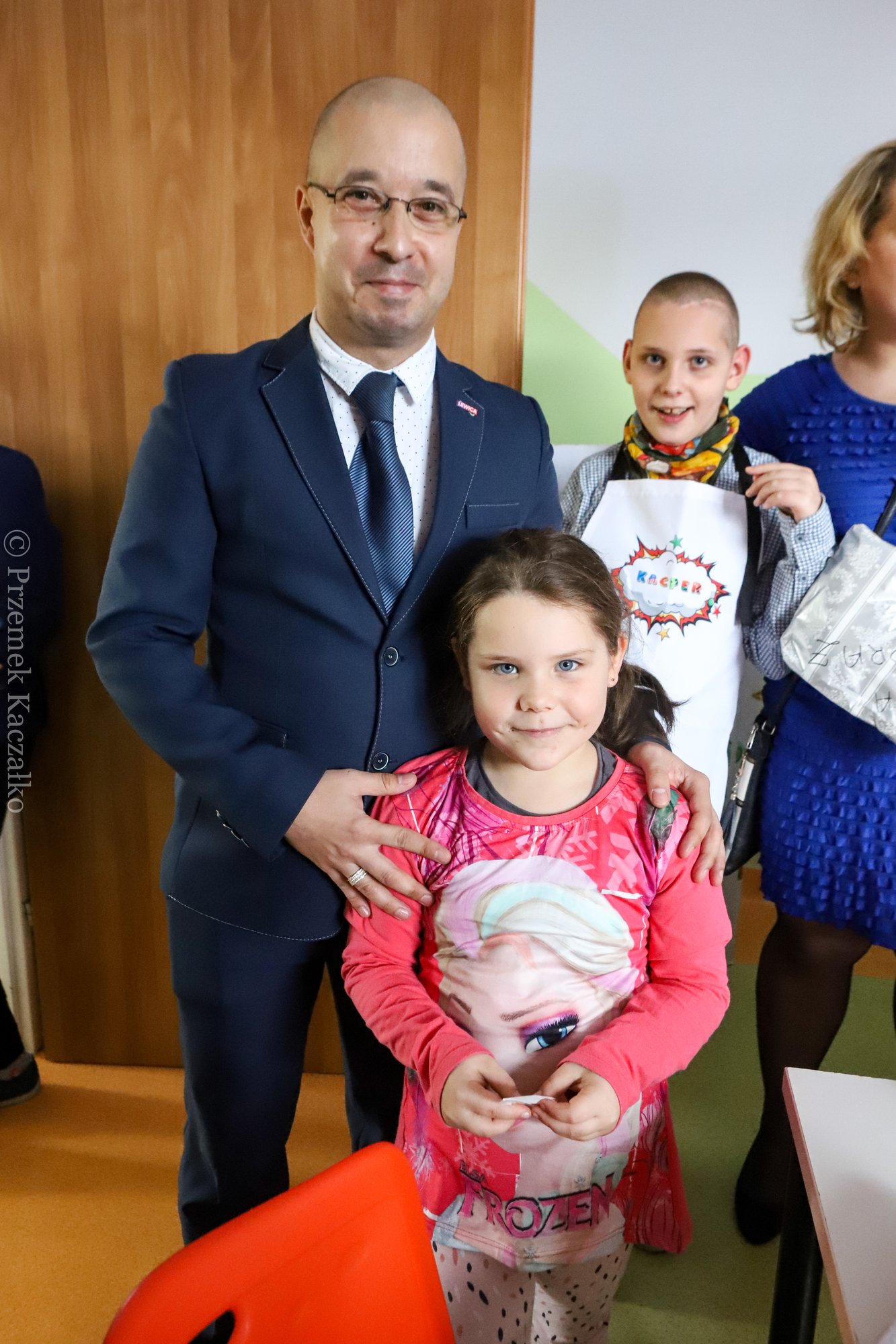 kibice-i-szczypiornistki-z-darami-111635