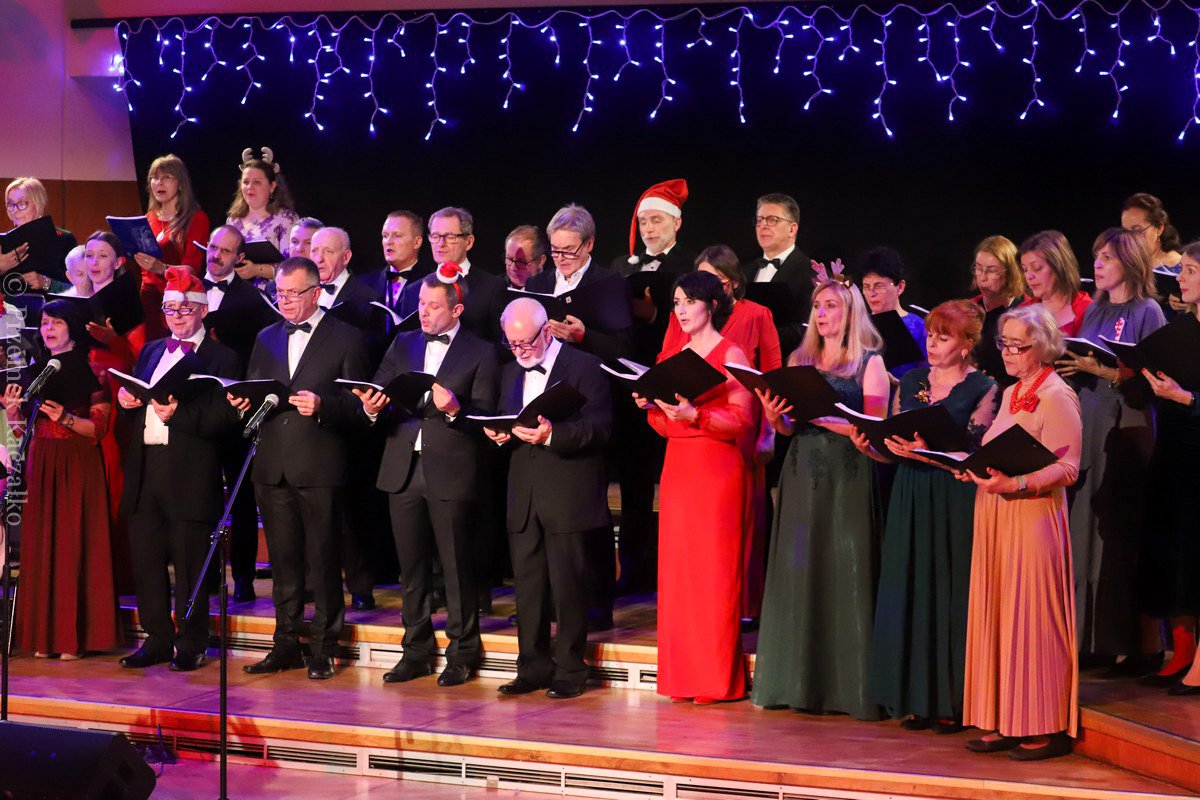 chor-filharmonii-z-owacja-na-stojaco-111683