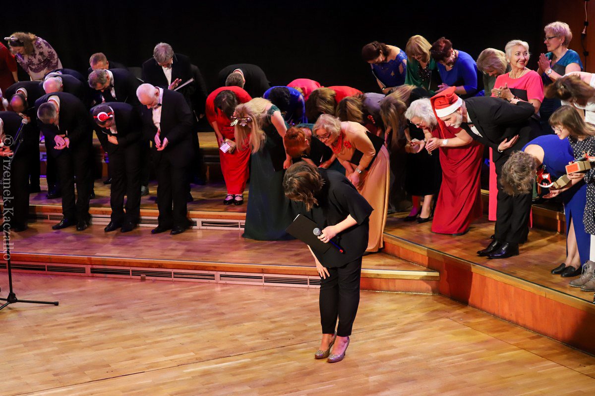 chor-filharmonii-z-owacja-na-stojaco-111683