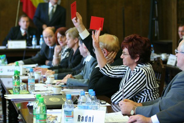 Przeciwko głosowali Grażyna Malczuk oraz Józef Sarzyński.