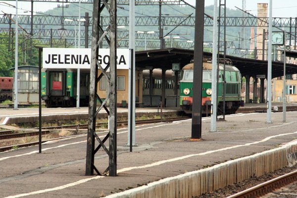 Widok peronów jeleniogórskich raczej nie nastraja optymistycznie.