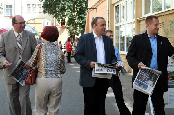Działacze PO na ulicy Długiej.