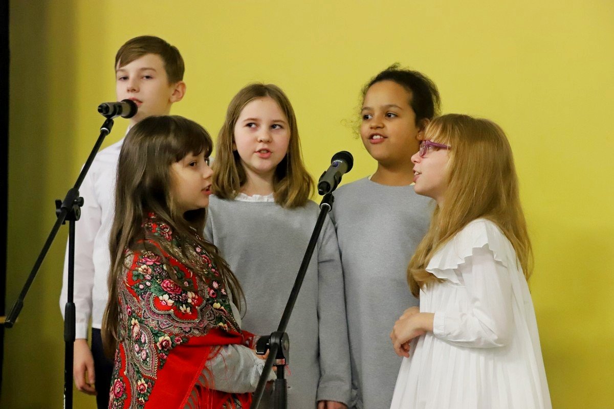 swiateczne-muzykowanie-w-sp-8-112139