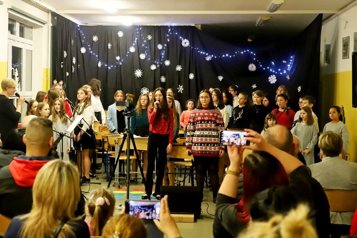 swiateczne-muzykowanie-w-sp-8-112139