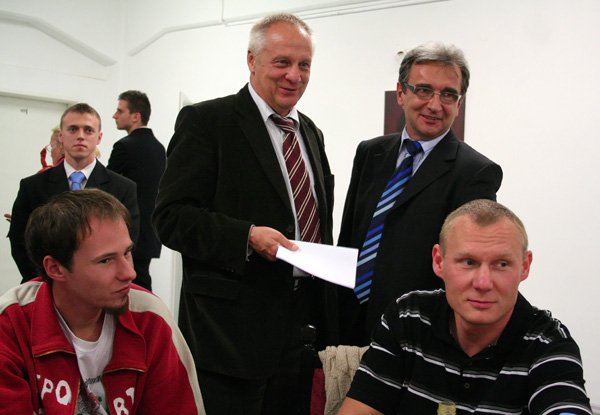 Senator Stefan Niesiołowski wśród działaczy PO. Obok Zygmunt Korzeniewski.