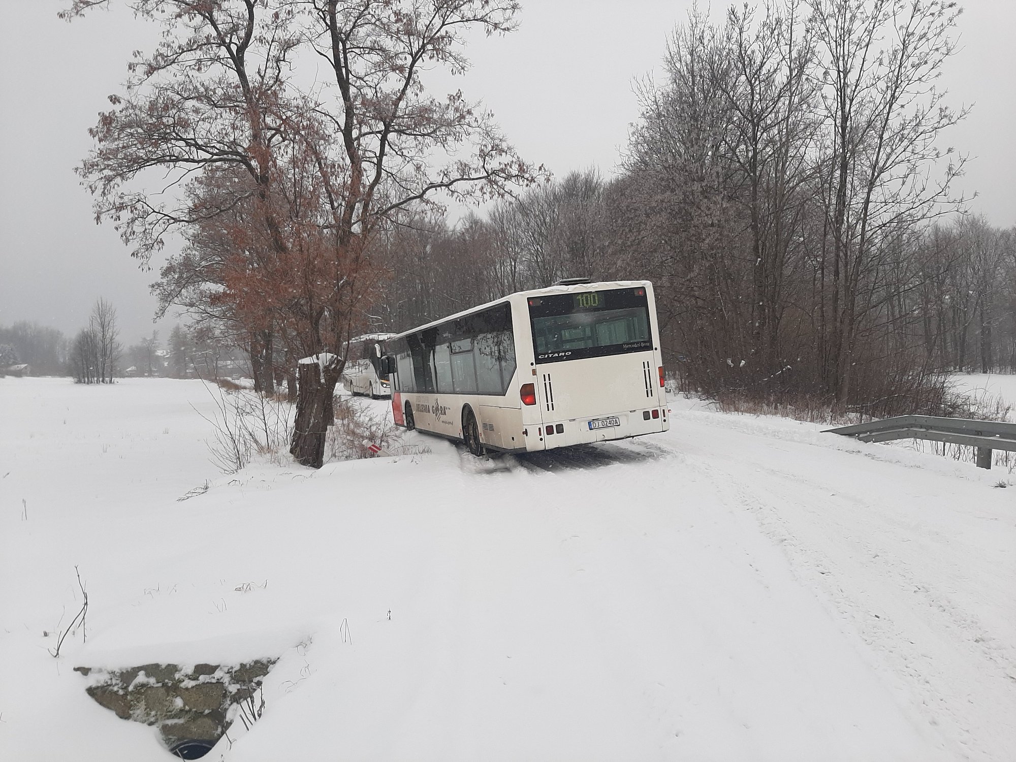 autobus-blokada-na-drodze-112391