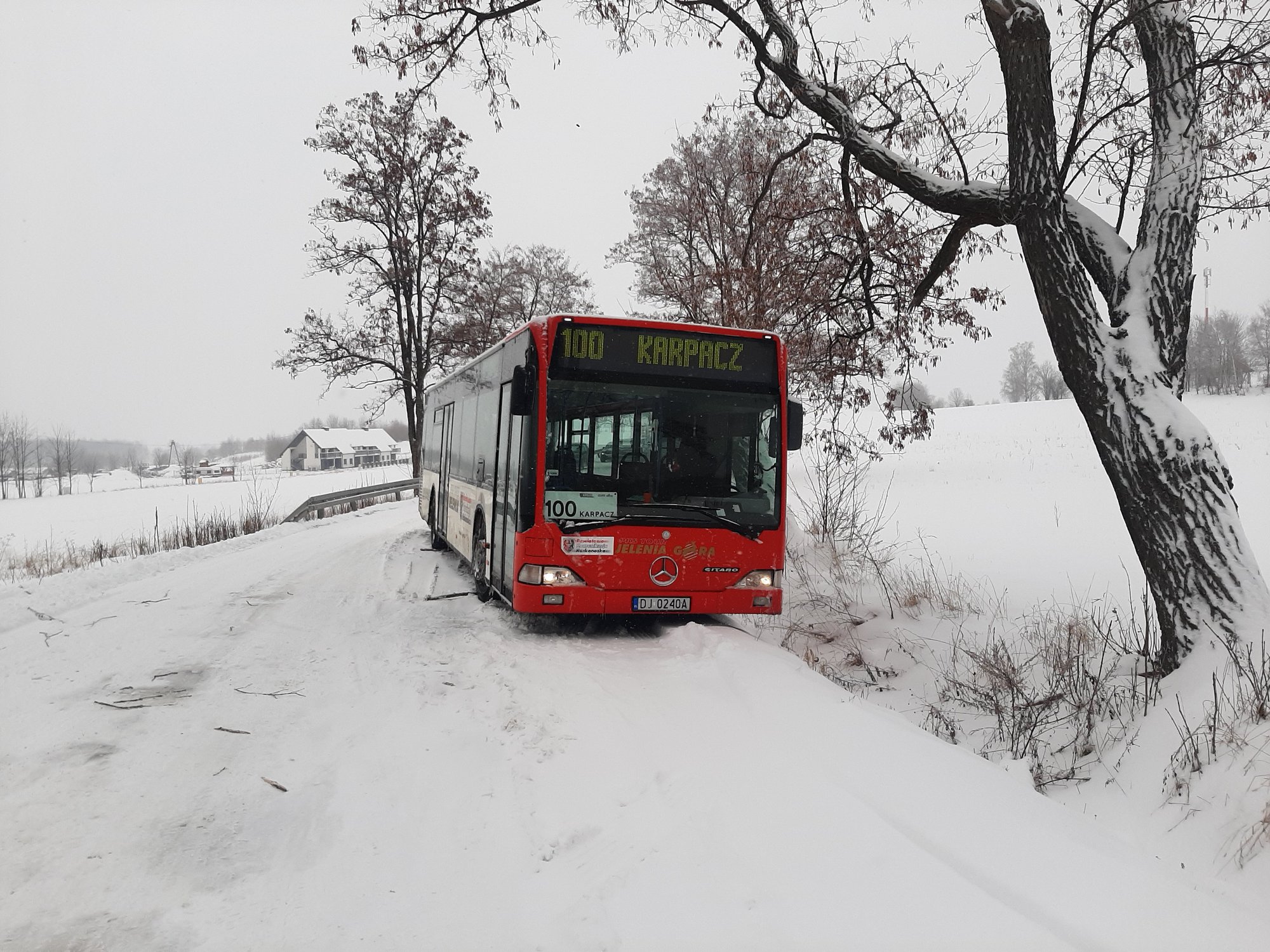 autobus-blokada-na-drodze-112391