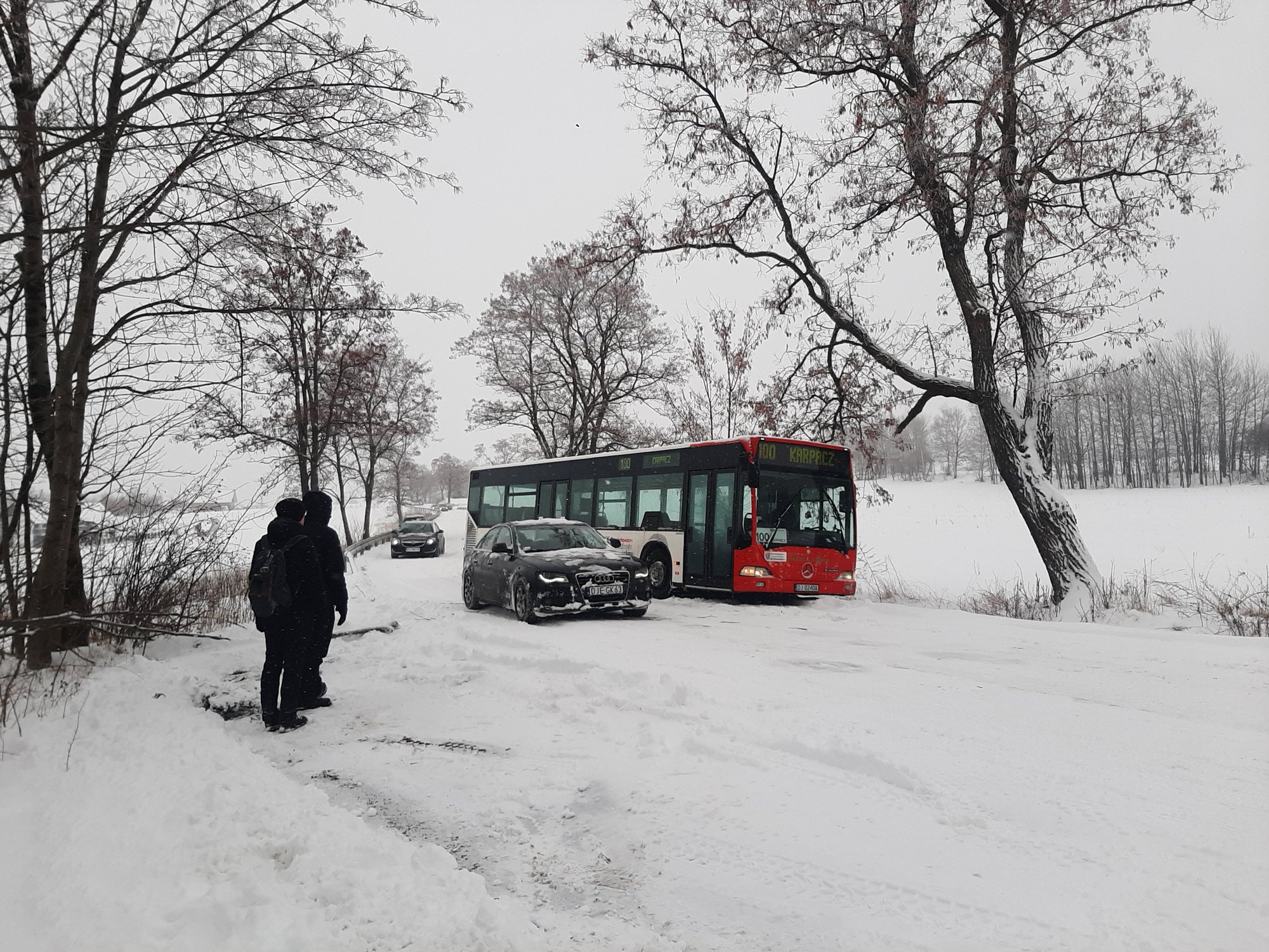 autobus-blokada-na-drodze-112391