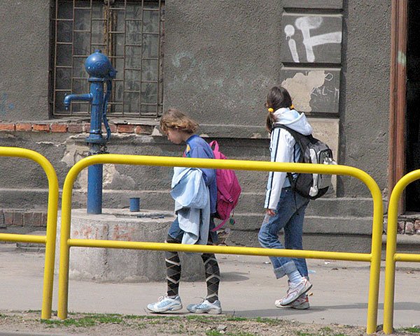 Zabytkowa pompa, podobno czynna, ale zamknięta na łańcuch z kłódką.